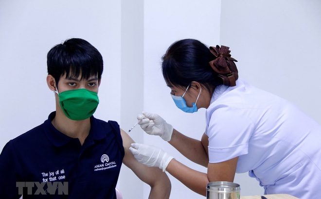 Bác sỹ Bệnh viện Setthathirath, thủ đô Vientiane tiêm vaccine phòng COVID-19 cho người dân Lào. Ảnh: Phạm Kiên/TTXVN