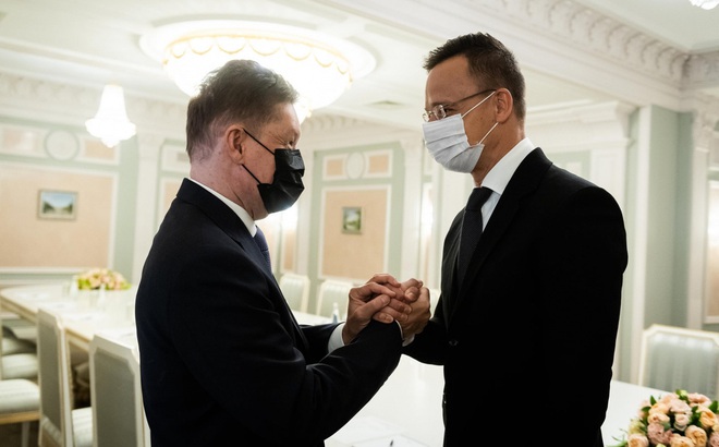 Bộ trưởng Ngoại giao Hungary và đại diện của Gazprom bên lề Diễn đàn Kinh tế Quốc tế St Petersburg. Ảnh: KT