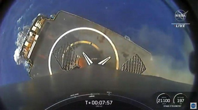 SpaceX phóng tên lửa thứ 17 lên trạm vũ trụ, hạ cánh trên biển - Ảnh 1.