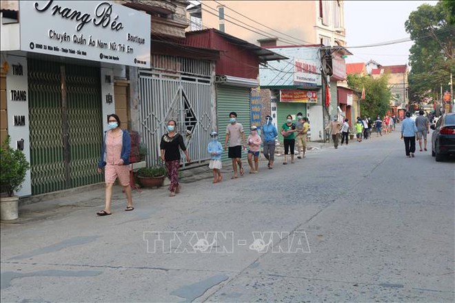 TP.HCM: Phong tỏa trong đêm 2 tòa nhà chung cư, xét nghiệm khẩn 1.000 cư dân - Ảnh 2.