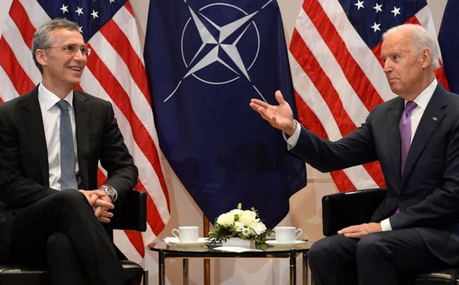 Tổng thư ký NATO Jens Stoltenberg gặp ông Joe Biden khi ông là Phó Tổng thống Mỹ trong cuộc gặp tại Đức năm 2015. Ảnh: AFP