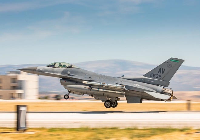Su-34 nã đạn tàn phá sân bay địch - Tiêm kích F-35 NATO đánh chặn máy bay quân sự Nga: Chưa từng có! - Ảnh 1.