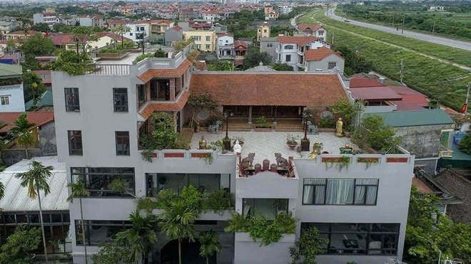 Nguyên một căn nhà cổ trăm tuổi trên tầng mái tạo nên ngôi nhà tân cổ giao duyên độc nhất vô nhị ở Việt Nam - Ảnh 1.