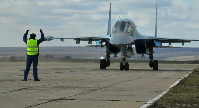 Su-34 nã đạn tàn phá sân bay địch - Tiêm kích F-35 NATO đánh chặn máy bay quân sự Nga: Chưa từng có! - Ảnh 1.