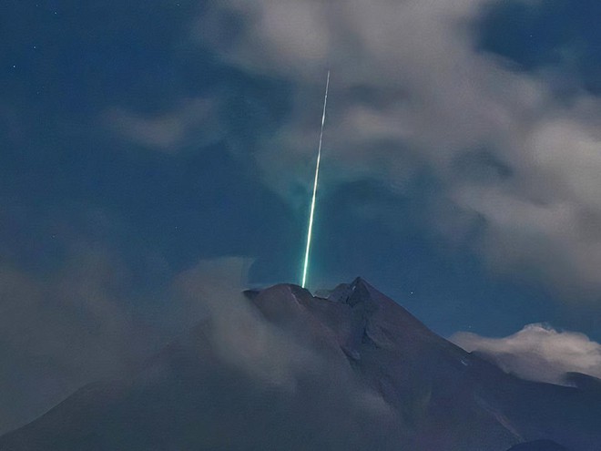 Ánh sáng xanh bất thường phát sáng trên miệng núi lửa Indonesia - Ảnh 2.
