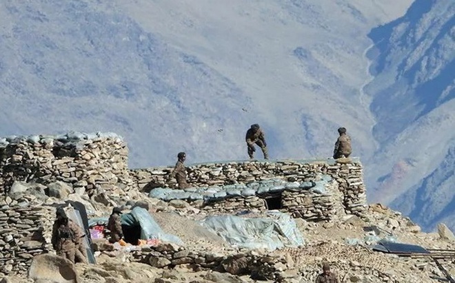 Binh sĩ Trung - Ấn thực hiện rút quân khỏi vùng tranh chấp Ladakh hồi tháng Hai. (Ảnh: Reuters)