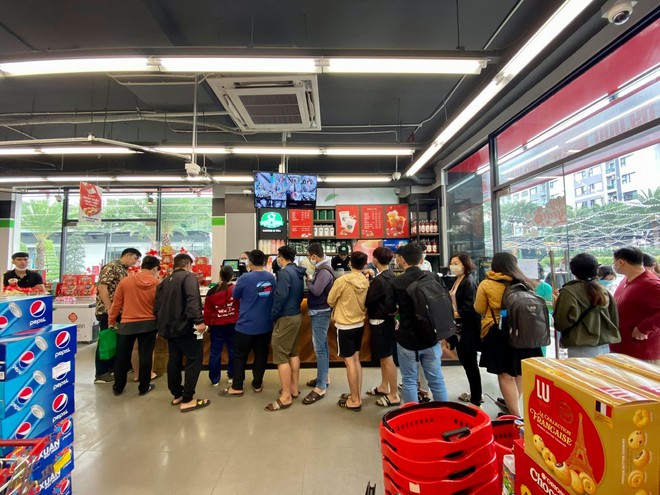 Ki-ốt Phúc Long đầu tiên xuất hiện ở VinMart Hà Nội, khách hào hứng vừa đi siêu thị vừa mua trà sữa - Ảnh 4.