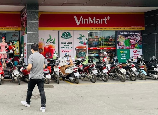 Ki-ốt Phúc Long đầu tiên xuất hiện ở VinMart Hà Nội, khách hào hứng vừa đi siêu thị vừa mua trà sữa - Ảnh 1.
