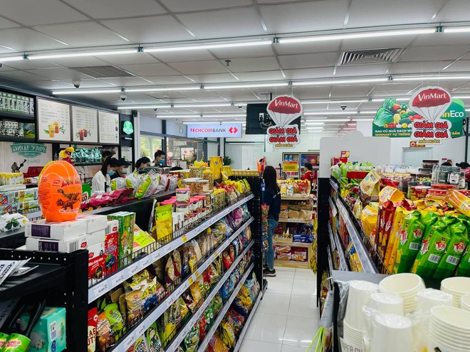 Ki-ốt Phúc Long đầu tiên xuất hiện ở VinMart Hà Nội, khách hào hứng vừa đi siêu thị vừa mua trà sữa - Ảnh 3.