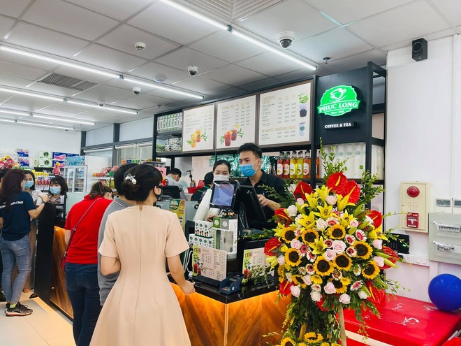 Ki-ốt Phúc Long đầu tiên xuất hiện ở VinMart Hà Nội, khách hào hứng vừa đi siêu thị vừa mua trà sữa - Ảnh 2.