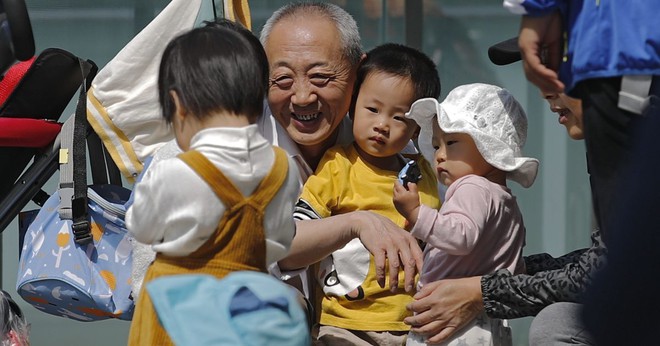 Nhiều người Trung Quốc vui mừng vì không mất tiền, mất việc mà được sinh 3 con - Ảnh 1.