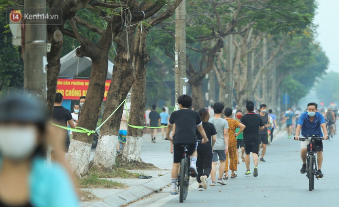 Hà Nội: Người lớn, trẻ nhỏ ngó lơ biển cấm, vô tư chui qua hàng rào công viên tập thể dục, chơi thể thao - Ảnh 11.