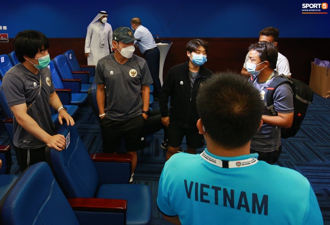 Phóng viên Việt Nam giải cứu cầu thủ Indonesia trong cuộc họp báo - Ảnh 6.