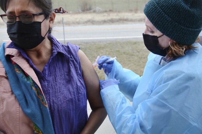 Tiêm vaccine cho 98% dân số, bộ tộc ở Mỹ đã đẩy lùi Covid-19 như thế nào? - Ảnh 1.