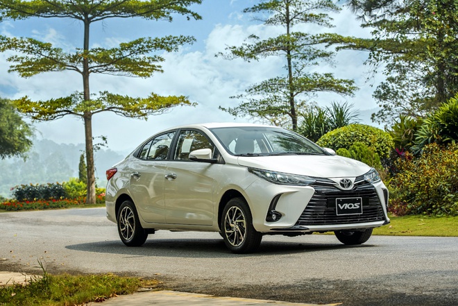 Mẫu xe quốc dân Toyota Vios giảm giá vài chục triệu vì tụt hạng: Đối thủ mạnh cỡ nào mà phải làm vậy? - Ảnh 1.