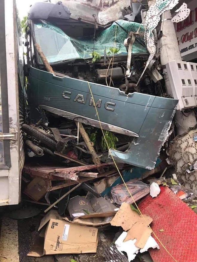 Tài xế container đánh lái cứu 2 người, tông vào nhiều nhà dân: Mong 2 người đi xe máy đến công an làm chứng - Ảnh 3.