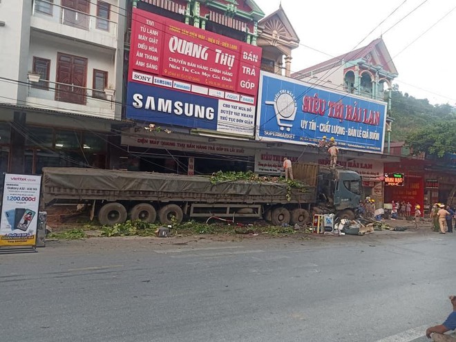 Tài xế container đánh lái cứu 2 người, tông vào nhiều nhà dân: Mong 2 người đi xe máy đến công an làm chứng - Ảnh 2.