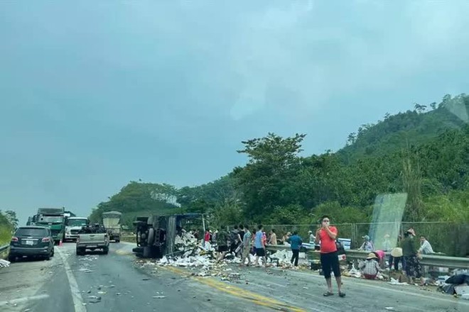  Tai nạn liên hoàn trên cao tốc Nội Bài - Lào Cai, giao thông tê liệt nhiều giờ  - Ảnh 1.