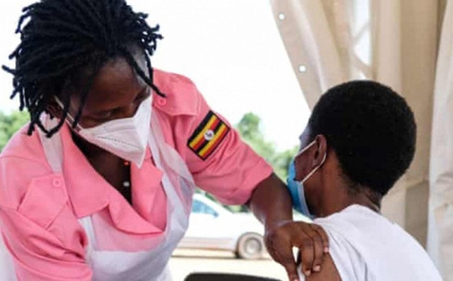 Tiêm vaccine Covid-19 ở thành phố Kampala, Uganda (Ảnh: Shutterstock)