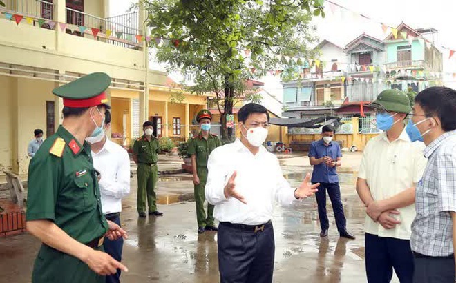 Bí thư Tỉnh ủy Bắc Giang Dương Văn Thái kiểm tra công tác phòng chống dịch - Ảnh: Tùng Chi