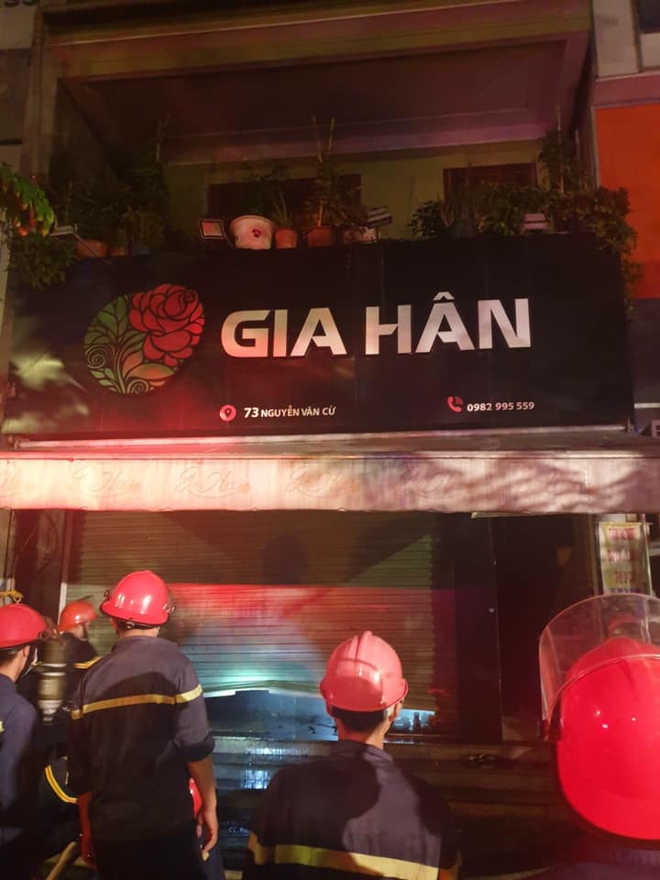 Cửa hàng hoa 2 tầng bốc cháy trong đêm, 4 người kịp thời thoát nạn - Ảnh 1.