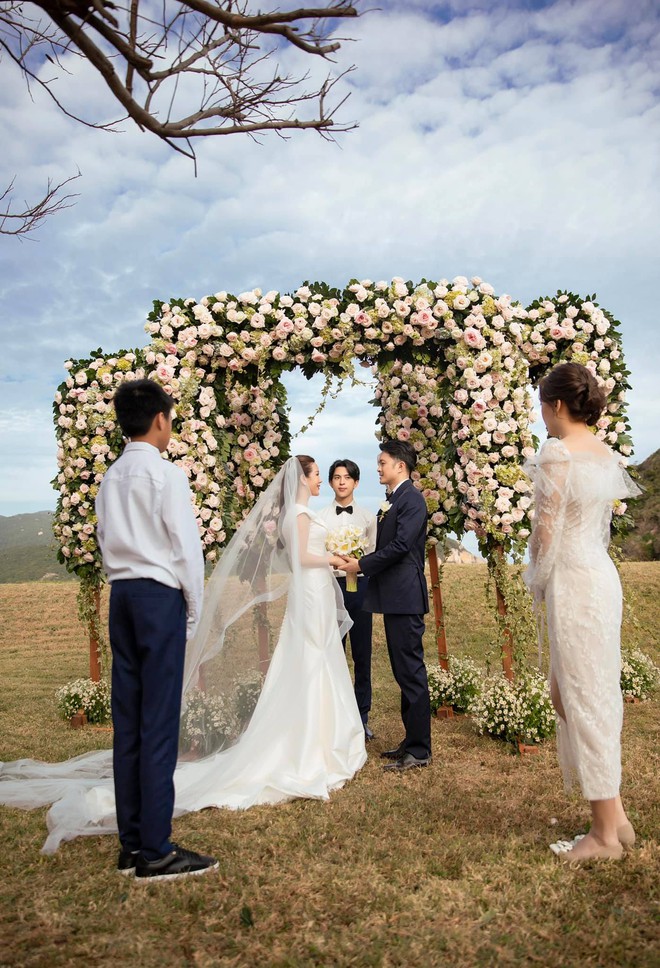 Những khoảnh khắc hạnh phúc trong đám cưới không khách mời của Hoa hậu Thu Hoài - Ảnh 10.