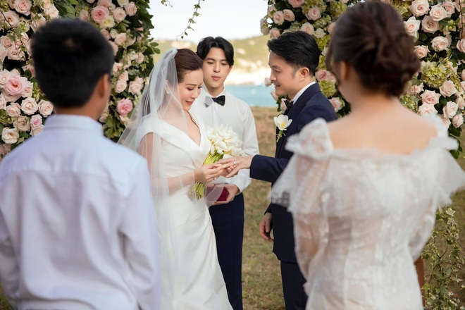 Những khoảnh khắc hạnh phúc trong đám cưới không khách mời của Hoa hậu Thu Hoài - Ảnh 15.