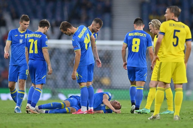Tiền đạo Ukraine chia tay Euro 2020 sau pha phạm lỗi kinh hoàng của đồng nghiệp - Ảnh 2.