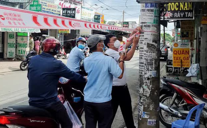Lực lượng chức năng phường Bình Hưng Hòa giăng dây cấm buôn bán ở các chợ tự phát trên địa bàn
