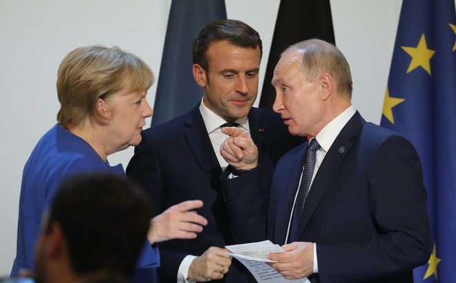 Thủ tướng Angela Merkel, Tổng thống Pháp Emmanuel Macron và Tổng thống Nga Vladimir Putin. Ảnh: AP