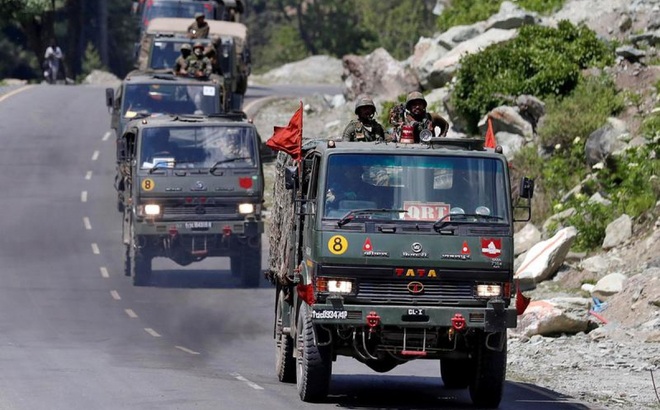 Xe lục quân Ấn Độ trong một lần được điều đến vùng Ladakh. Ảnh: Reuters