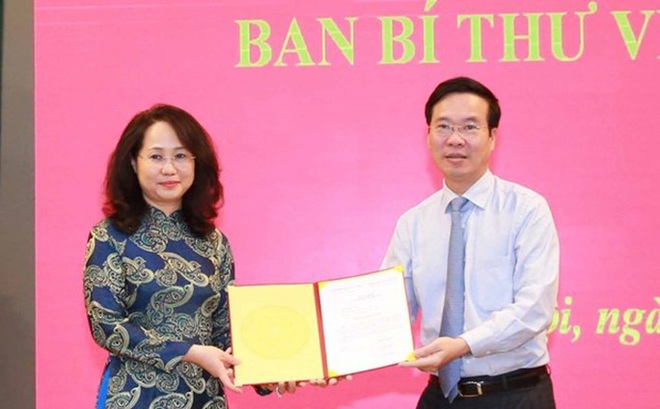 Ủy viên Bộ Chính trị, Thường trực Ban Bí thư Võ Văn Thưởng trao quyết định điều động, bổ nhiệm cho bà Lâm Thị Phương Thanh - Ảnh: TTXVN