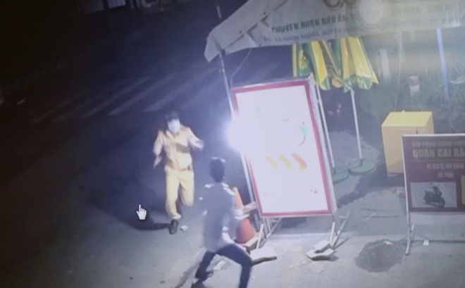 Vương dùng gạch tấn công 1 chiến sĩ cảnh sát giao thông (ảnh cắt từ clip)