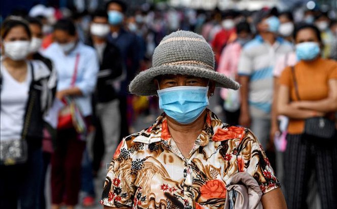 Người dân xếp hàng chờ được tiêm vaccine ngừa COVID-19 tại Phnom Penh, Campuchia. Ảnh: AFP/TTXVN