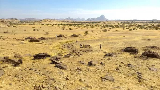 Hàng ngàn mộ cổ xếp thành bản đồ thiên hà hiện ra giữa sa mạc - Ảnh 1.