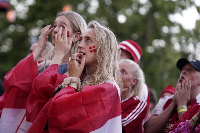 Trải nghiệm kinh hãi tại Euro 2020: Fan nữ Đan Mạch bị hooligan Anh hành hung, giật tóc, nhổ nước bọt - Ảnh 3.