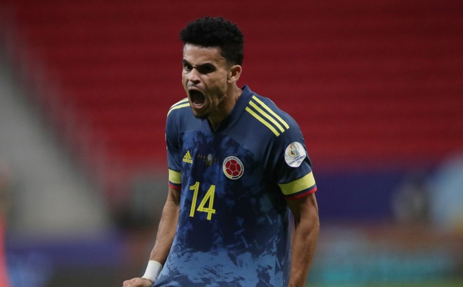 Luis Díaz ăn mừng sau khi giúp Colombia giành chiến thắng trước Peru (Ảnh: Reuters).