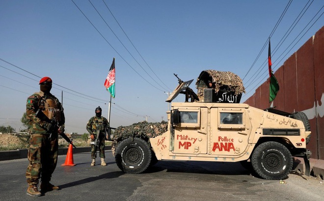 Các binh sĩ Quân đội Quốc gia Afghanistan canh gác tại một trạm kiểm soát ở Kabul, Afghanistan. Ảnh: Reuters