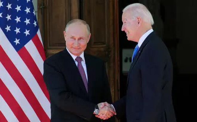 Tổng thống Mỹ Joe Biden và Tổng thống Nga Putin tại hội nghị thượng đỉnh đầu tiên giữa hai nhà lãnh đạo tại Geneva, Thụy Sĩ, hôm 16-6. Ảnh: AP