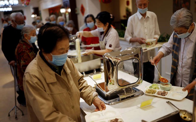 Người cao tuổi tự lấy đồ ăn tại một viện dưỡng lão ở Bắc Kinh. Ảnh: Reuters