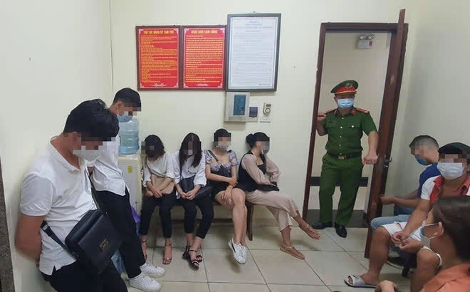 Diễn biến nóng vụ nhóm nam thanh nữ tú tụ tập hát karaoke, phá 