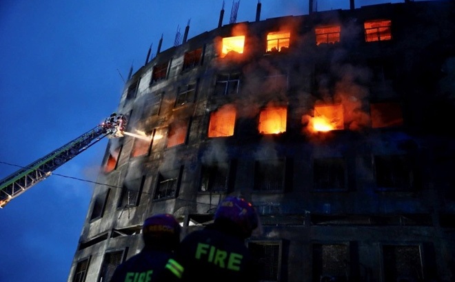 Nhà máy bị cháy ở Bangladesh sử dụng nhiều lao động vị thành niên. Ảnh minh họa Reuters.