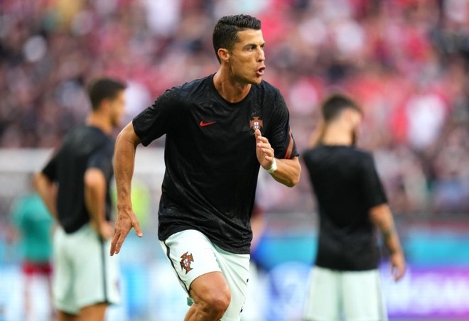 Bị thuyết phục, Ronaldo trên đường gia nhập gã khổng lồ châu Âu - Ảnh 1.