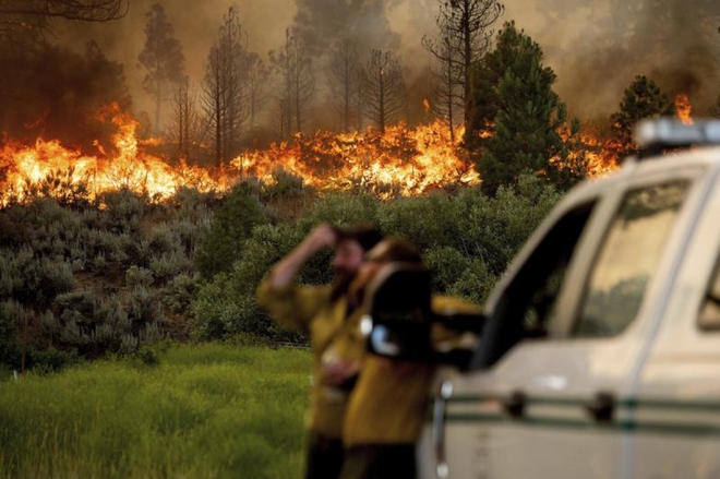Nước từ máy bay chưa chạm đất đã bốc hơi, cháy rừng ở Mỹ gần như mất kiểm soát - Ảnh 1.