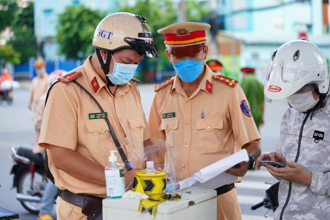 4 bệnh nhân COVID-19 tử vong, 1 người chưa ghi nhận bệnh lý. CSGT TP.HCM phạt hàng loạt người từ quận này đi quận khác mua đồ - Ảnh 1.