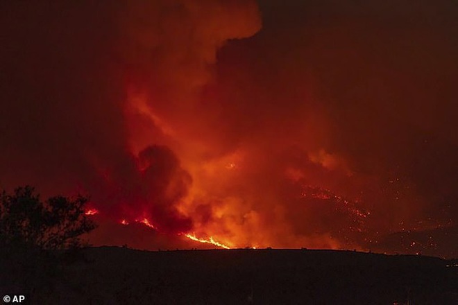 Mỹ: Máy bay rơi, lính cứu hỏa chết giữa đám cháy rừng - Ảnh 1.