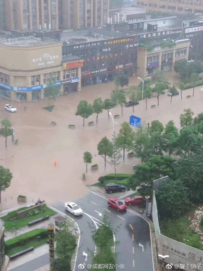 Lũ tấn công Trung Quốc: Thuyền bị cuốn bay vào thác, loạt hồ chứa mở cửa xả và dự báo khủng khiếp - Ảnh 1.