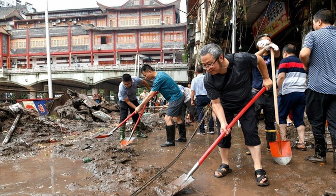 Lũ tấn công Trung Quốc: Thuyền bị cuốn bay vào thác, loạt hồ chứa mở cửa xả và dự báo khủng khiếp - Ảnh 2.