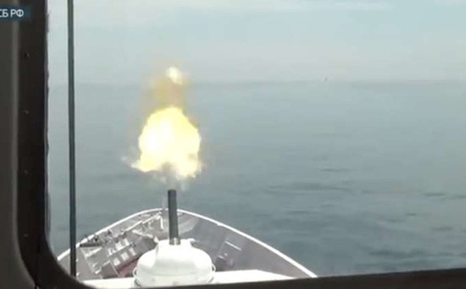 Ảnh chụp tàu Nga bắn cảnh cáo tàu khu trục Anh HMS Defender hôm 23-6 trên biển Đen. Ảnh: Cơ quan An ninh Liên bang Nga