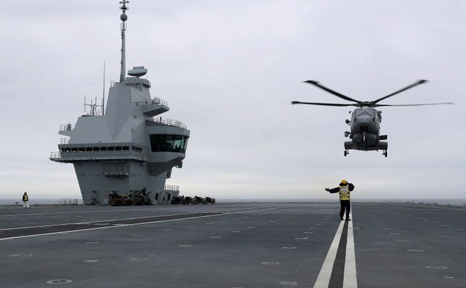 Trực thăng Merlin trên tàu sân bay HMS Queen Elizabeth. Ảnh: Reuters